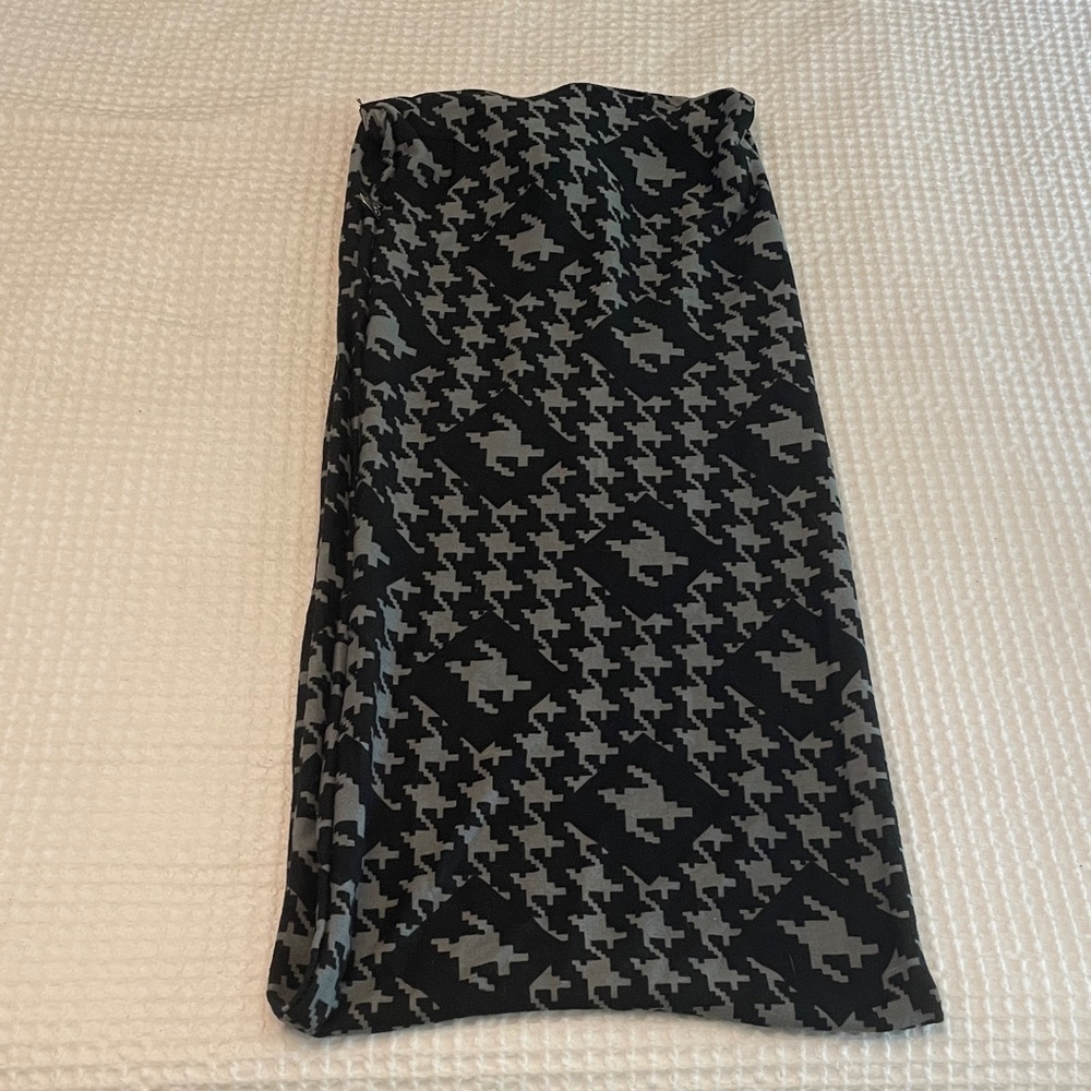 Stylish Black and Gray Patterned infinity scarf.